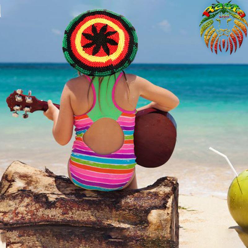 Bonnet Rasta sur femme à la plage | Rasta Lion