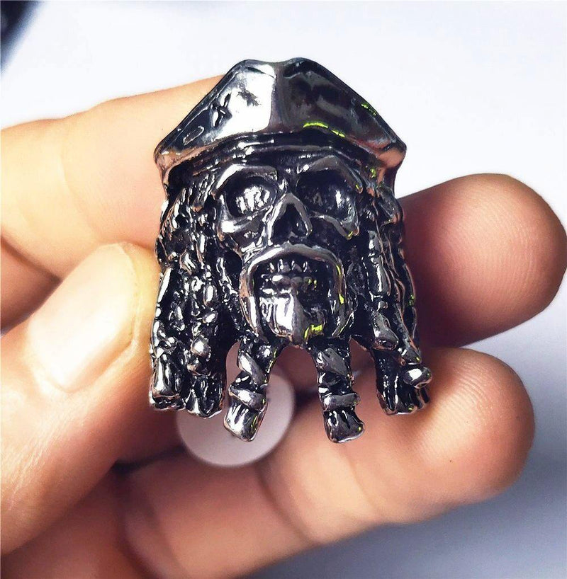 Bague rasta Pirate dans la main | Rasta-Lion