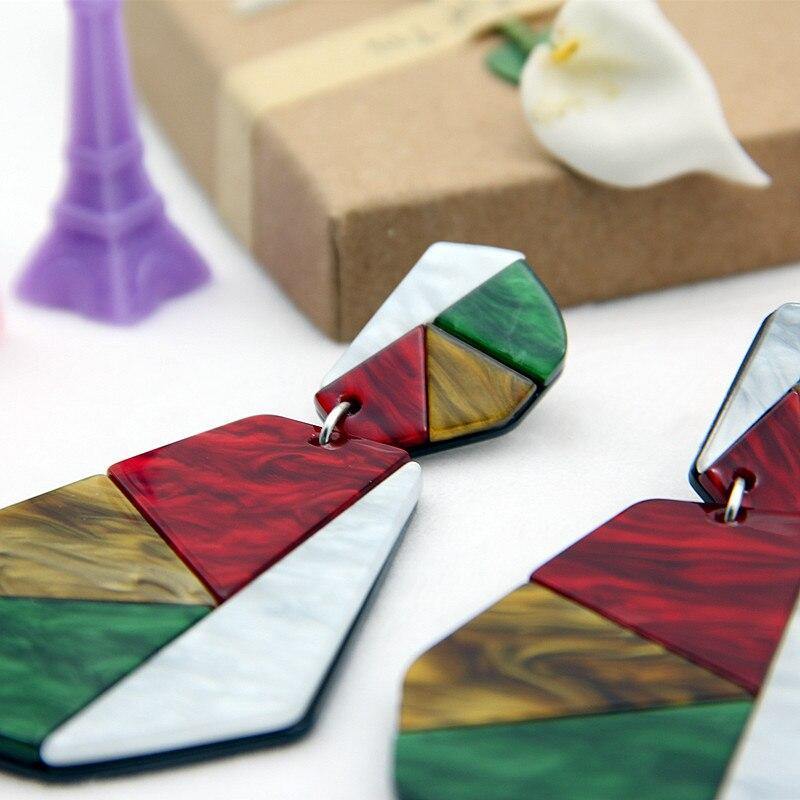 Boucles d'Oreilles Écaille posé sur une table | Rasta-Zion