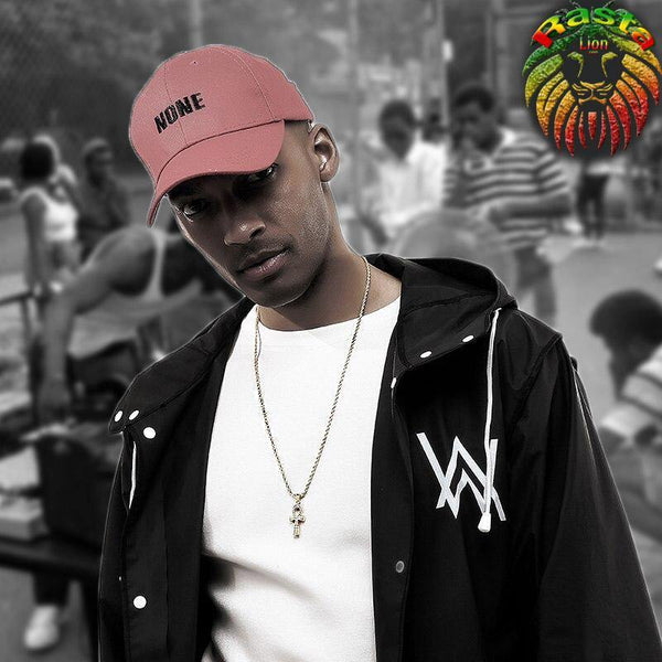 Pendentif croix d'ankhporté sur t-shirt blanc | Rasta-Lion