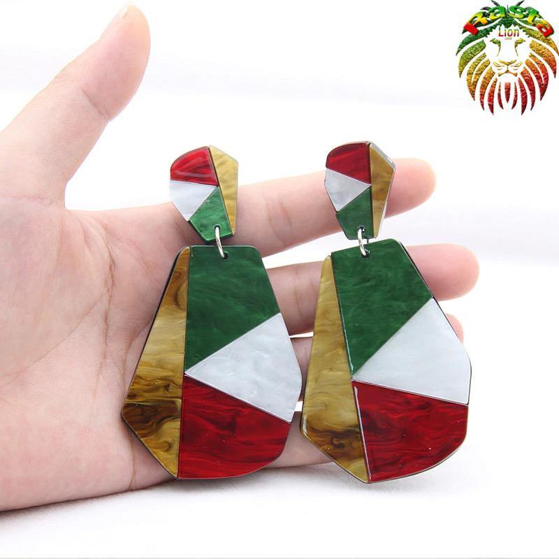 Boucles d'Oreilles Resine Écaille posé dans une main   | Rasta-Zion