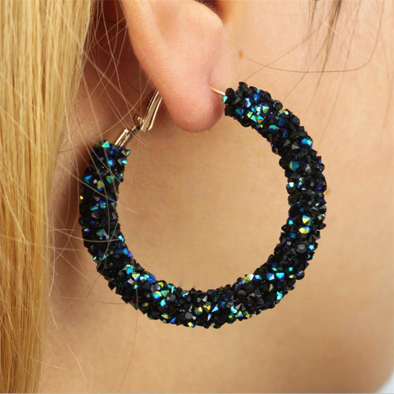 Boucle d'Oreille Créole noir porté à l'oreille | Rasta-Lion