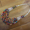 Collier Perles Multicolores posé sur une table | Rasta-Zion