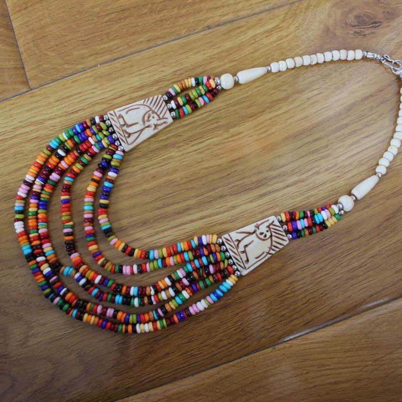 Collier Perles Multicolores posé sur une table | Rasta-Zion