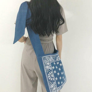 Sac bandoulière en tissu ethnique porté en croisé sur la hanche | Rasta Lion