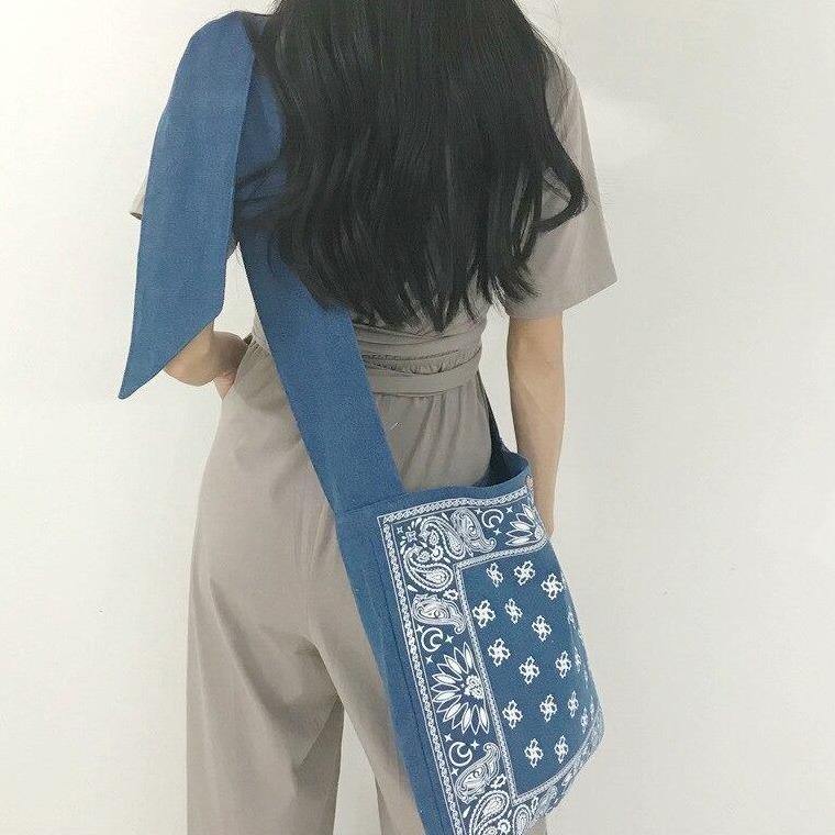 Sac bandoulière en tissu ethnique porté en croisé sur la hanche | Rasta Lion